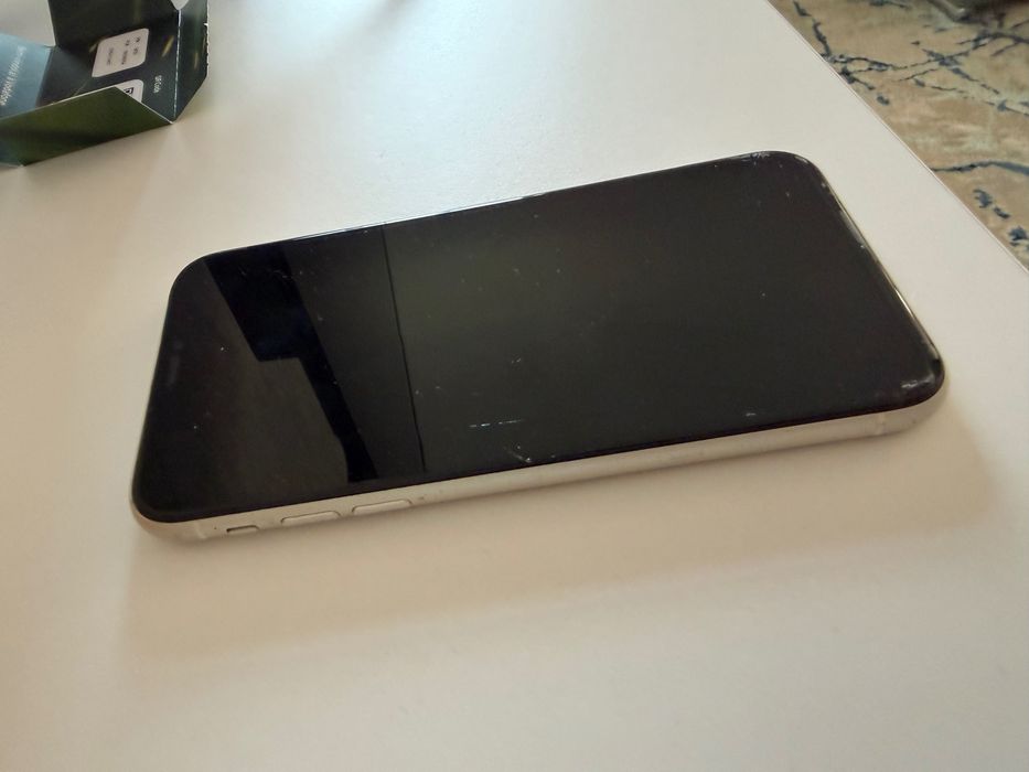 iPhone 11 - com ecrã partido