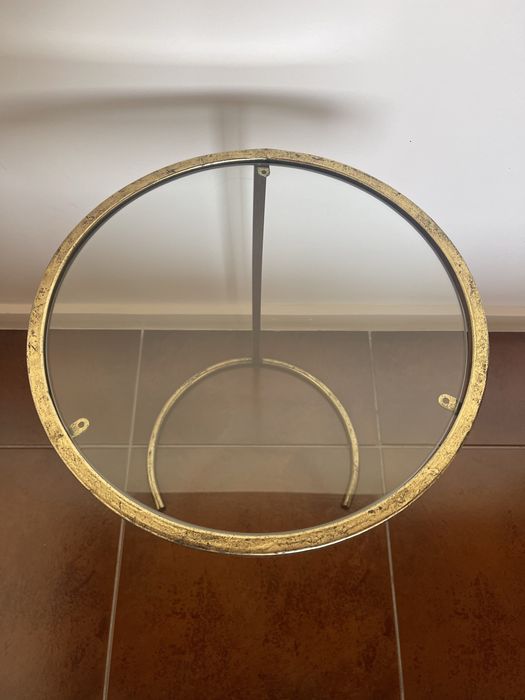 Mesa de apoio dourada e em vidro