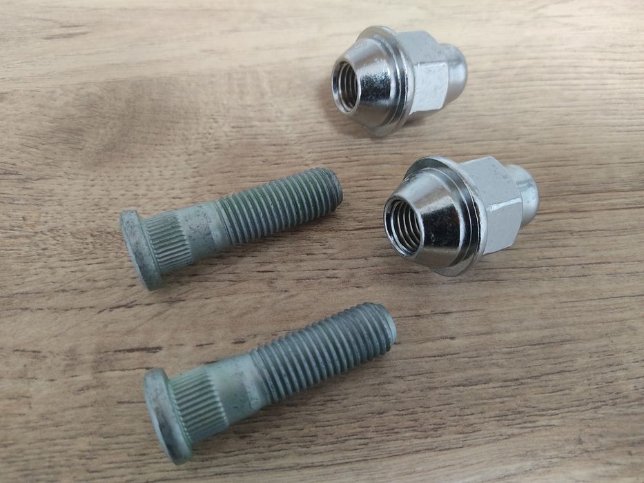 Шпилька колесная с гайкой Hyundai  H350