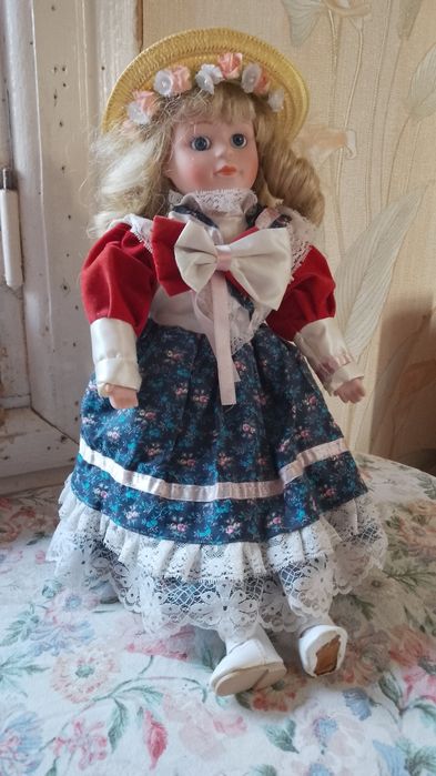 Фарфоровая кукла