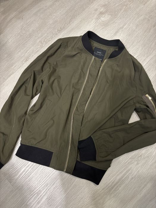 Жіночий бомбер zara