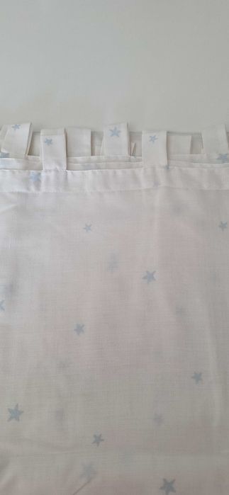 Cortinado bébé branco com estrelas azuis