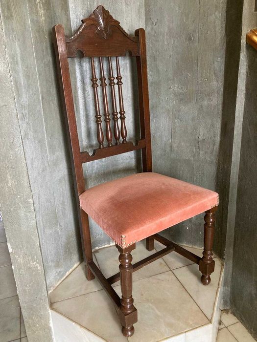Cadeiras antigas com assento em veludo