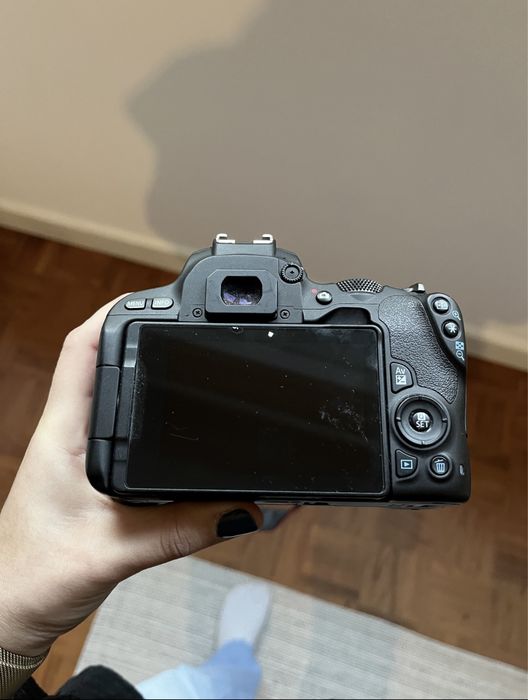 Máquina fotográfica 2000d64551693636353122