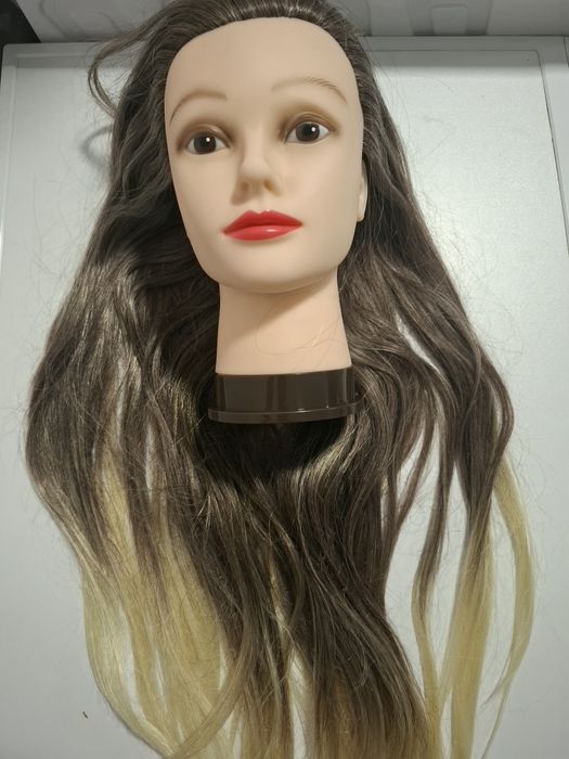 Cabeça de manequim com cabelo