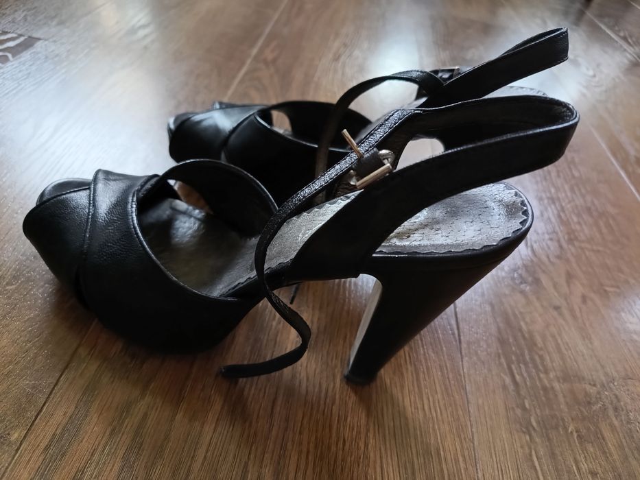 sandały na obcasie - skóra