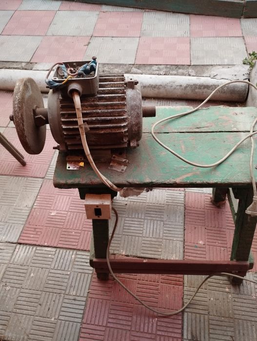 Електродвигун з минулого століття в гарному стані