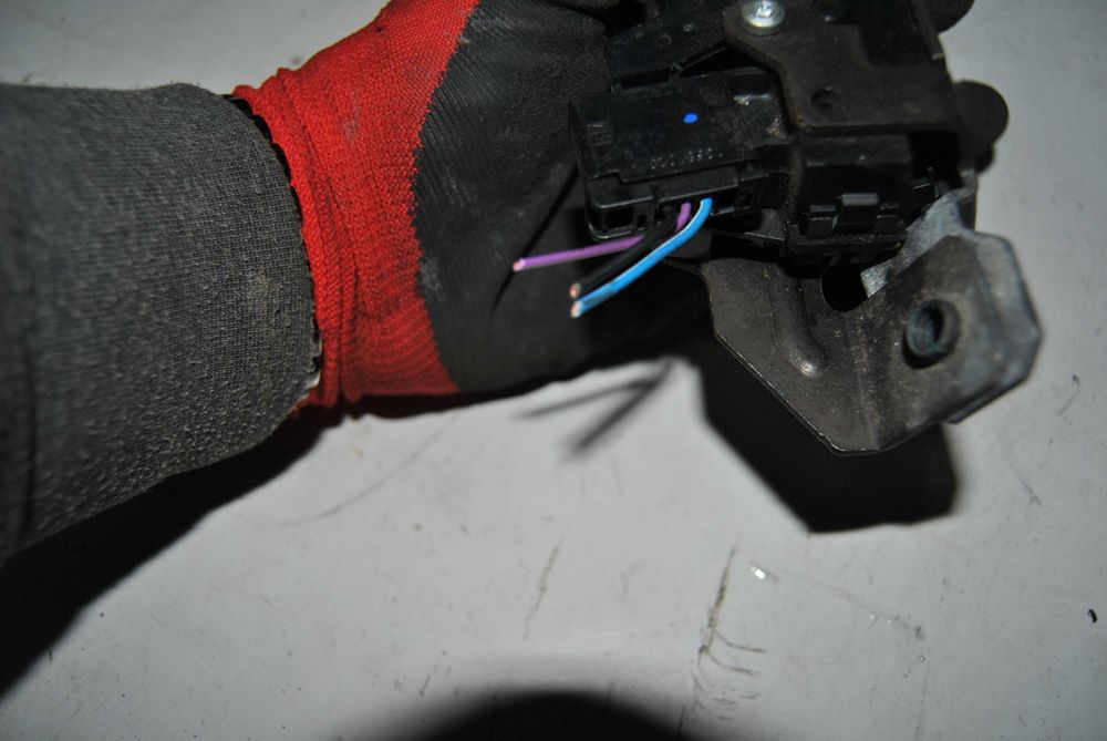 Zamek klapy bagażnika Astra J 2011r HB