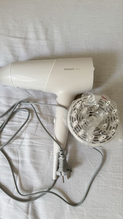 Este é um secador de cabelo Philips Série 5000, modelo BHD501/20, de cor branca.