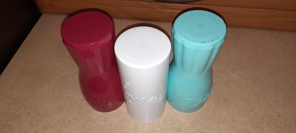 3 kolorowe szklanki Coca-Cola