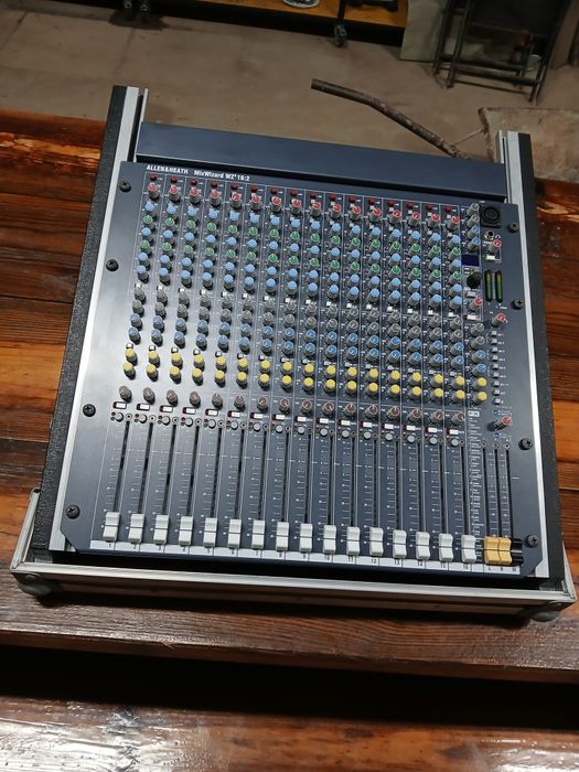 Mesa de Mistura  Allen & Heath WZ4  16:2 +Thon Mixer Case
