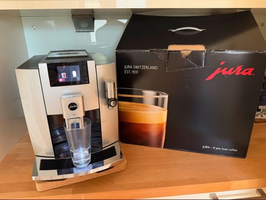 Máquina de café automática JURA E8 (EB)