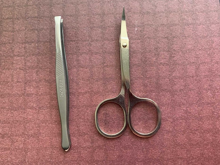 Пінцет для брів та ножиці манікюрні