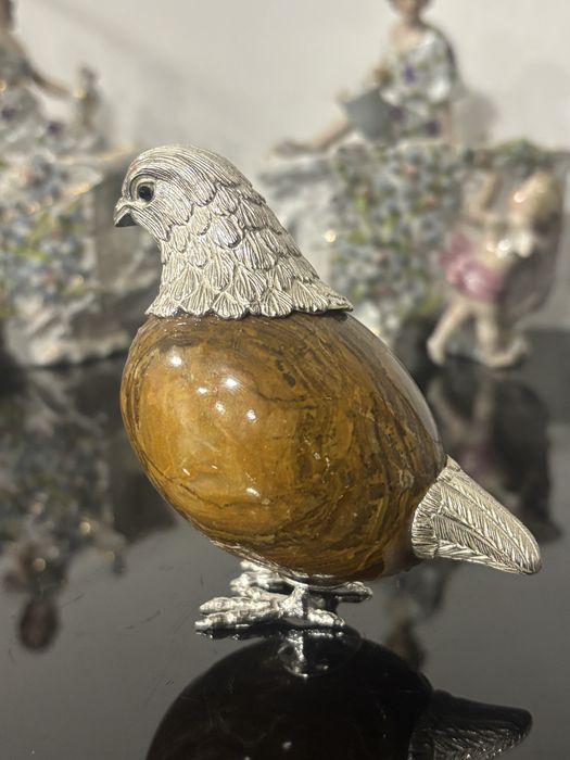 Codorniz em pedra e prara