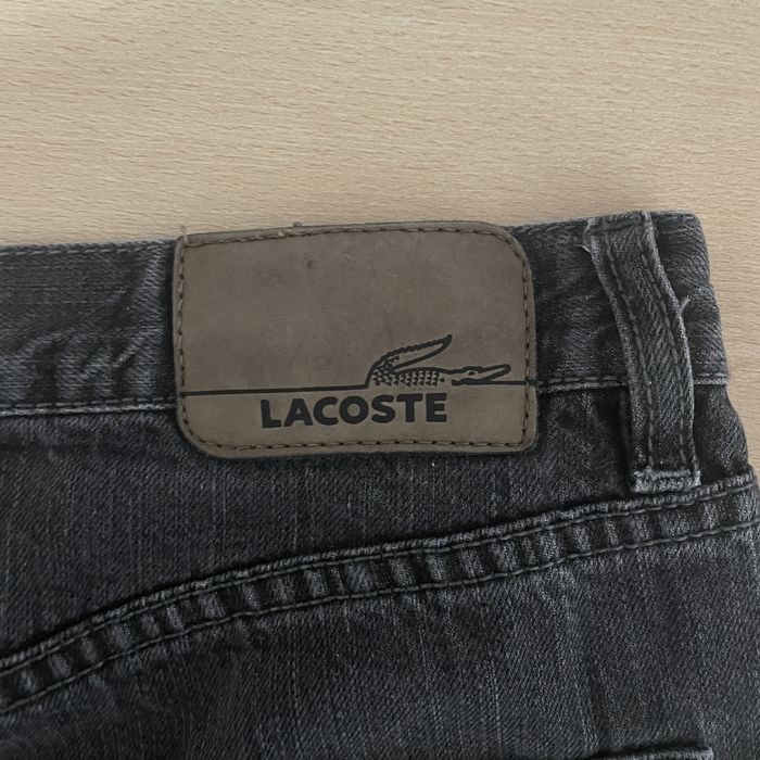 Calças Lacoste.