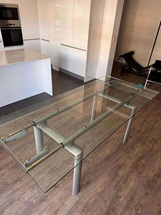 Mesa de jantar extensível em vidro temperado e metal