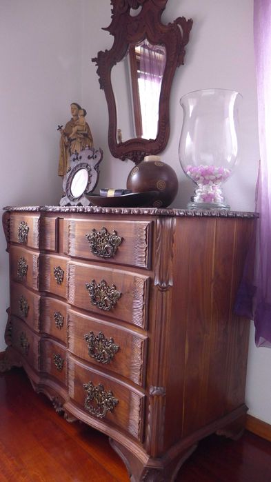 Quarto completo com oferta de candeeiros, estrado e colchão. Estilo D. João V