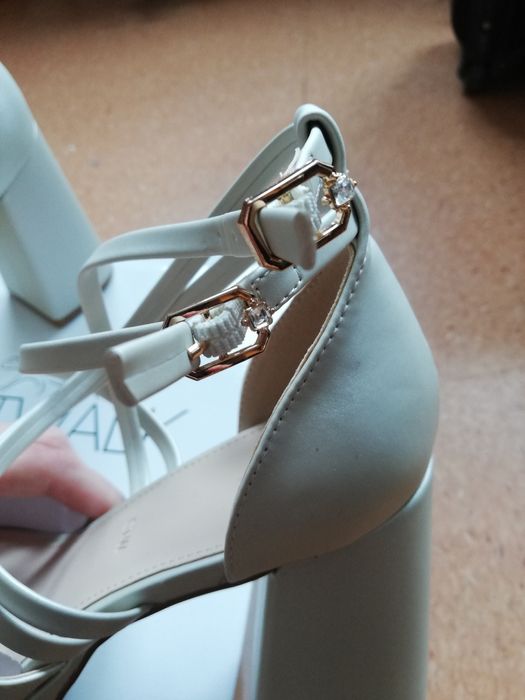 Buty damskie obcas beżowe