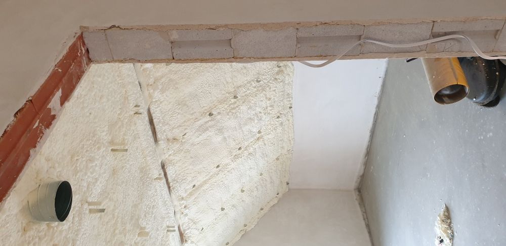 Ocieplanie pianką Izolacje poddasza dachów pianką poliuretanową