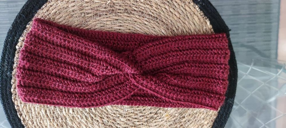 Fita de cabelo feita em crochê