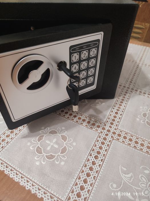 Nowy czarny sejf z kluczykami
