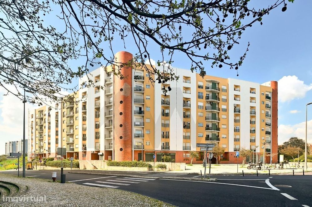 Apartamento T3, com estacionamento e arrecadação, em São Domingos de B