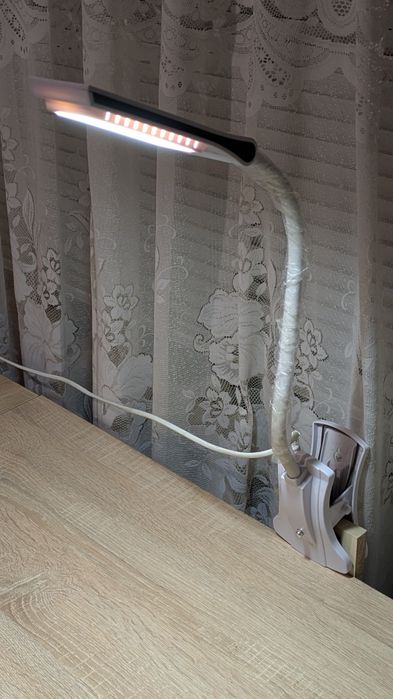 Лампа настільна світлодіодна. Светодиодная настольная лампа.