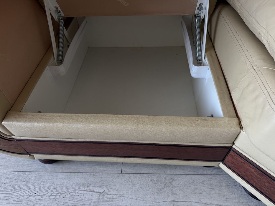 Шкіряний кутовий диван .Кут міняється.Стан ідеальний.