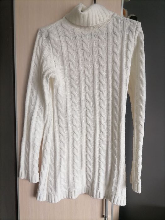 Sweter ciepły biały.