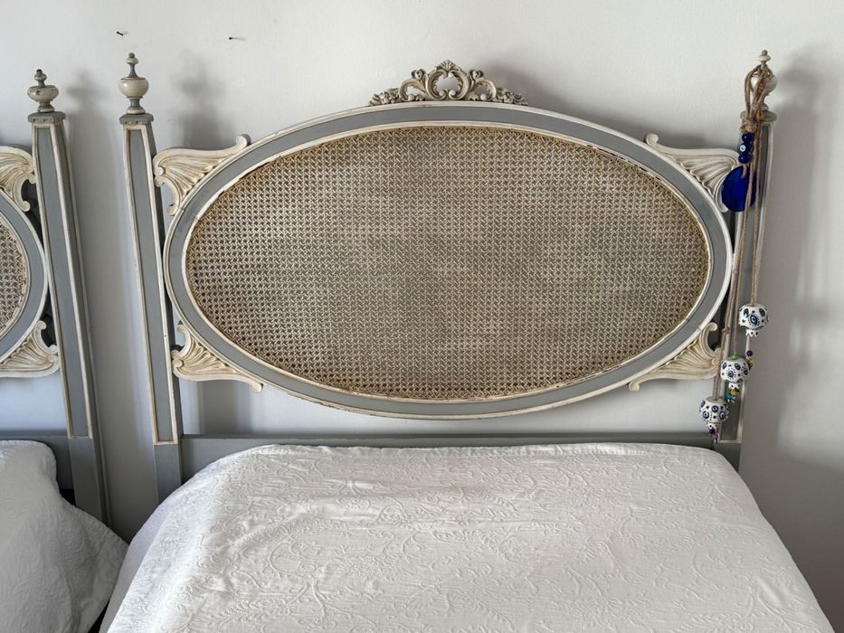 Duas camas individuais, com colchão e Sobre-colchao