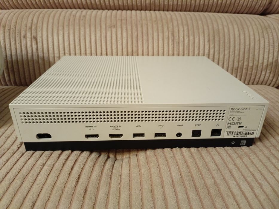 Konsola Xbox One S 1TB 2 pady ładowarka gra