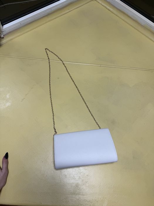 Біла сумка з позолоченою вставкою