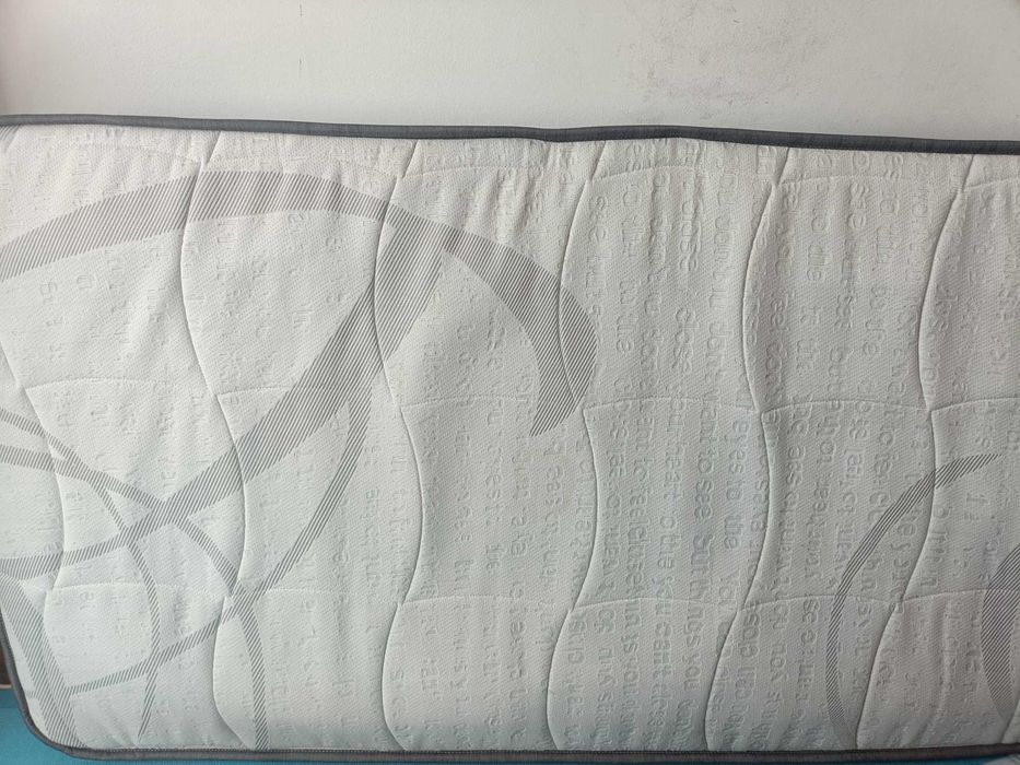 Estrado 90x190 com vários colchões de solteiro