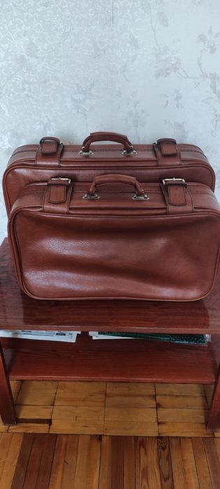 Валіза з кожзама