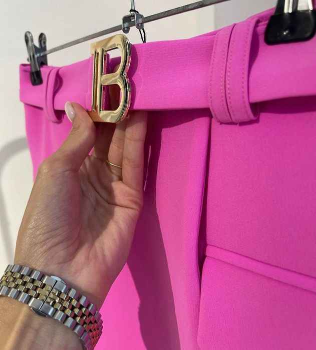 Неймовірний костюм класичний , піджак+юбка  BALMAIN,розмір  M, Новий