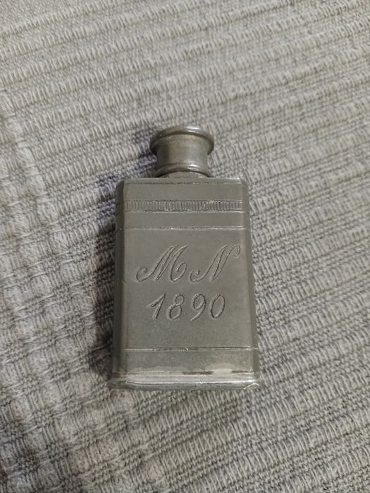 Frasco de perfume vintage em estanho puro de 1890