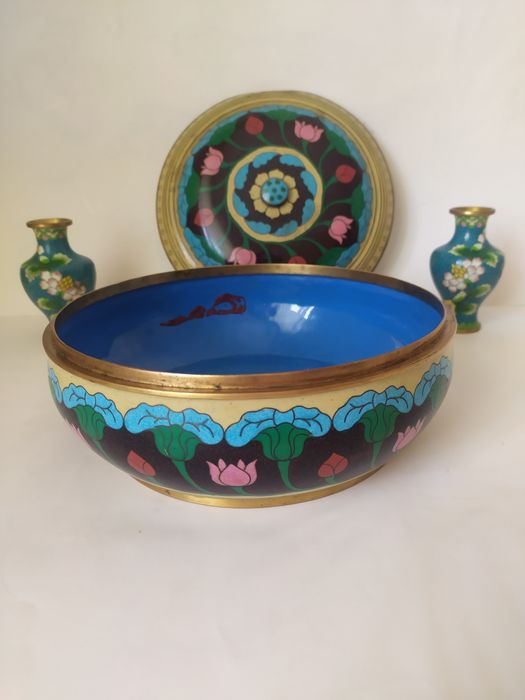 Набір у техніці клозоне (cloisonné): чаша з кришкою + 2 вазочки