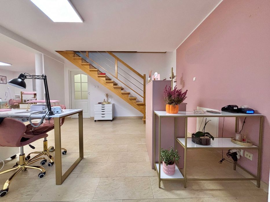 Dwupoziomowy lokal usługowy 80 m² z parkingiem