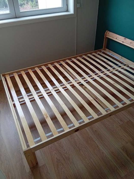 Cama de casal, 140x200 com estrado e colchão, completamente novos