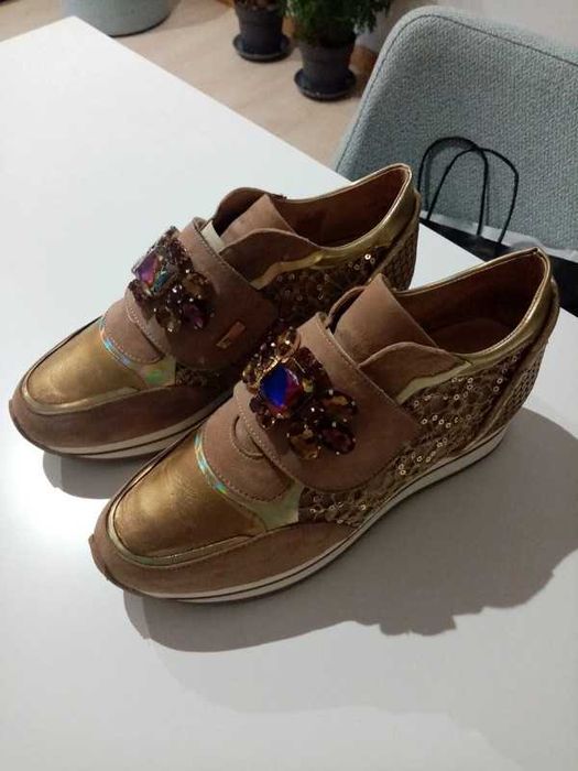 Sapato / sapatilha número 39, dourada da marca MLV