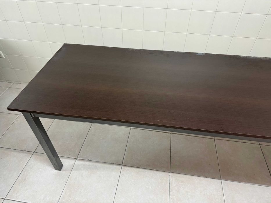 Mesa com Armação em Ferro Lacado Cinza e Tampo em Madeira (MDF)