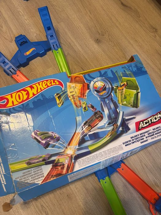 Ігровий набір «Шалена перевага» hot wheels в гарному стані, з двома машинками