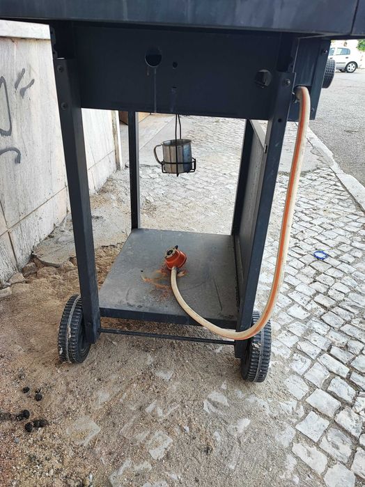 Churrasco a gás, com rodas e muito pratico