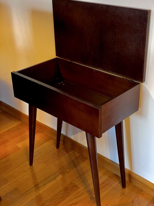 Mesa com tampo em madeira