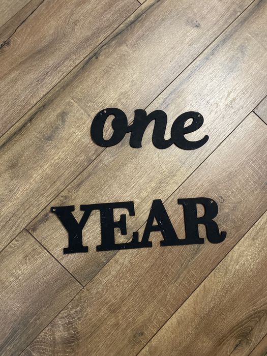 Вивіска one year один рік