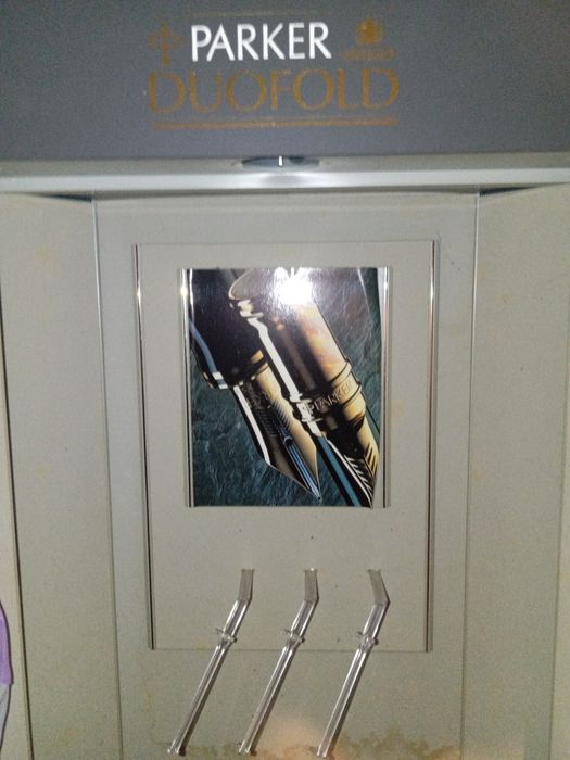 Expositor canetas Parker não sei se funciona a luz