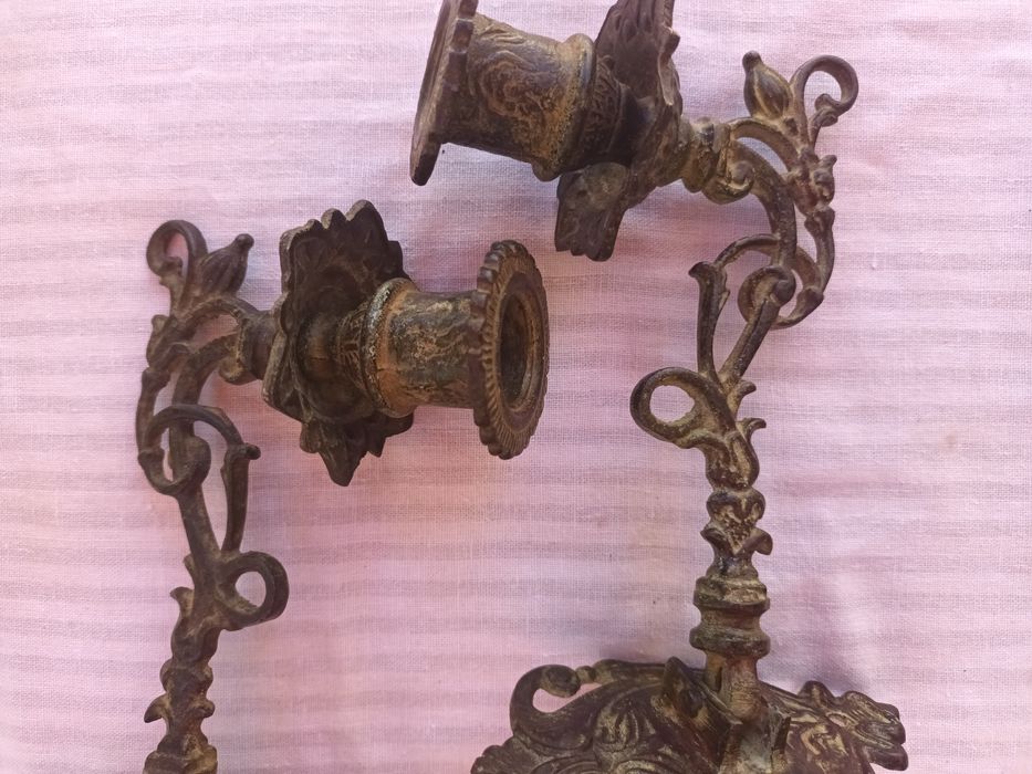 Castiçais de parede em bronze.