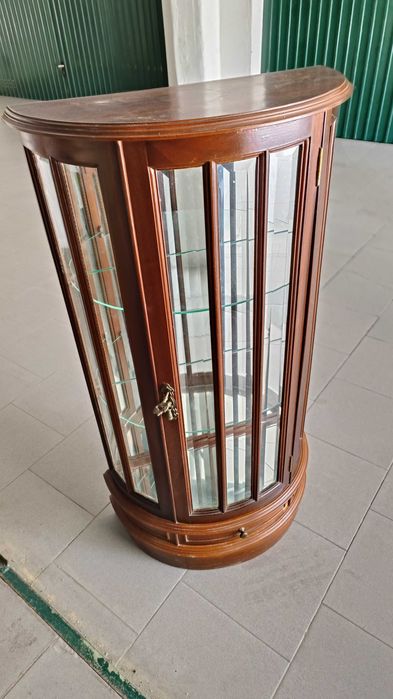 Móvel de Vitrine de Madeira Clássica com Vidro