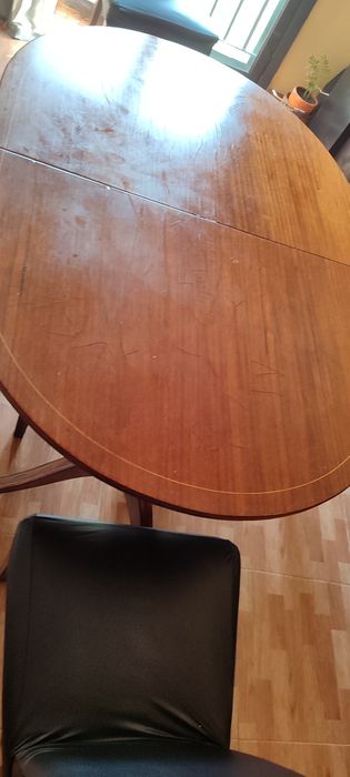 Mesa de jantar antiga