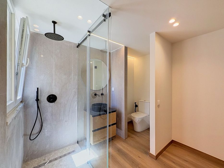 Apartamento t2 com logradouro totalmente renovado no feijo/almada